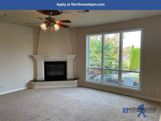 Building Photo - PET FRIENDLY!! Beautiful 3 Bedroom 2 Bath Home in Eagle Point Golf Course Community