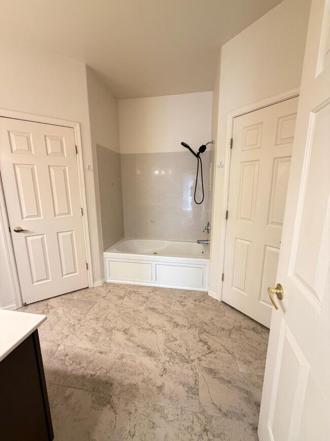 Building Photo - 4613 Bay Cir