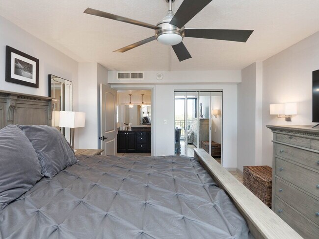 Building Photo - TURNKEY FURNISHED WATERFRONT RENTAL – Live the Island Life on Siesta Key