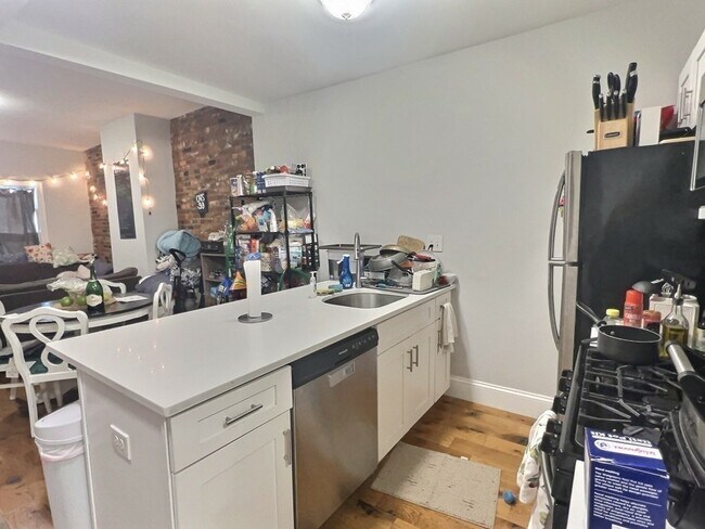 Building Photo - 260 Paris St