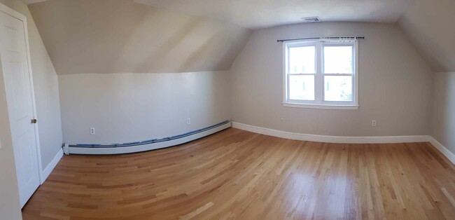 Pretty spacious bedroom - 25 Boylston St