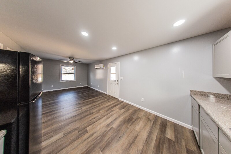 Building Photo - 120 Lake Dr