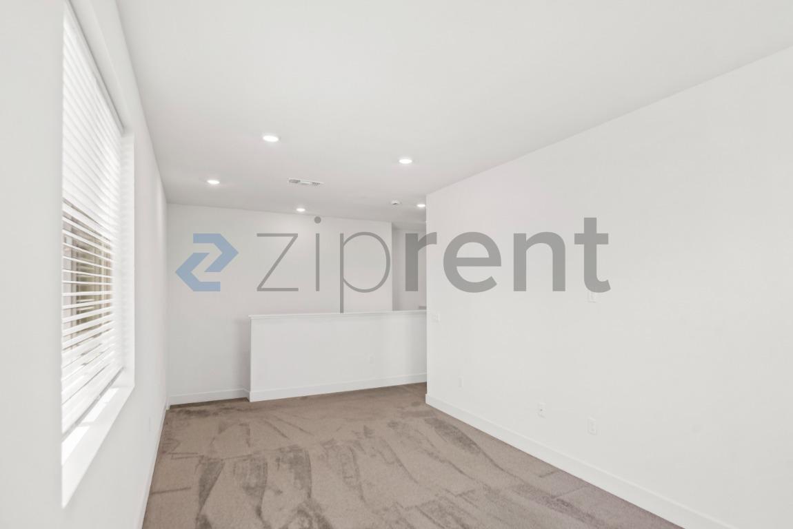 Building Photo - Unit