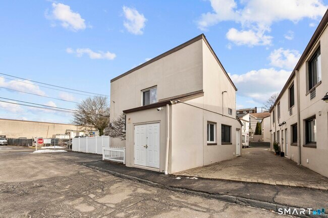 Building Photo - 84 Taylor Ave