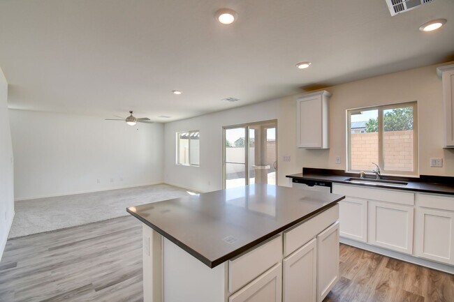 Building Photo - 3 Bedroom with Loft!