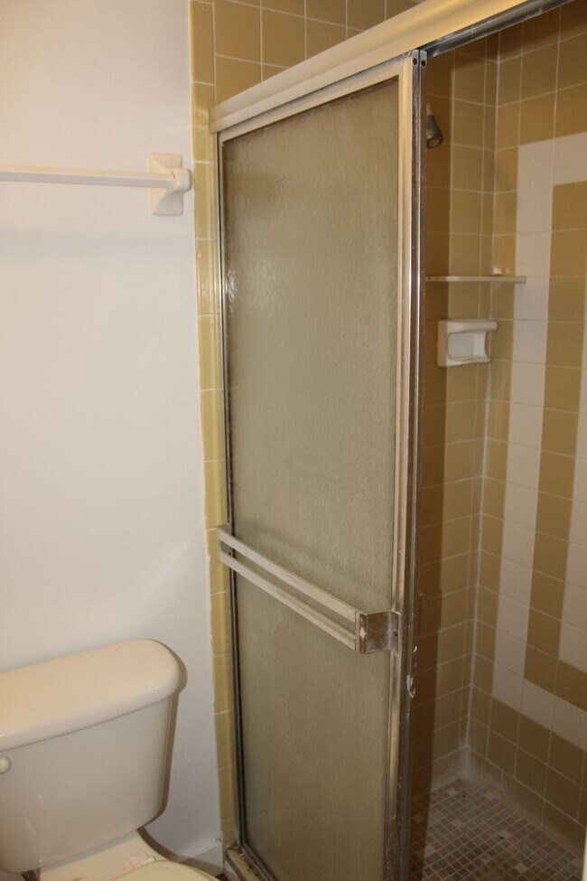 Building Photo - 2 bedroom 2 bath