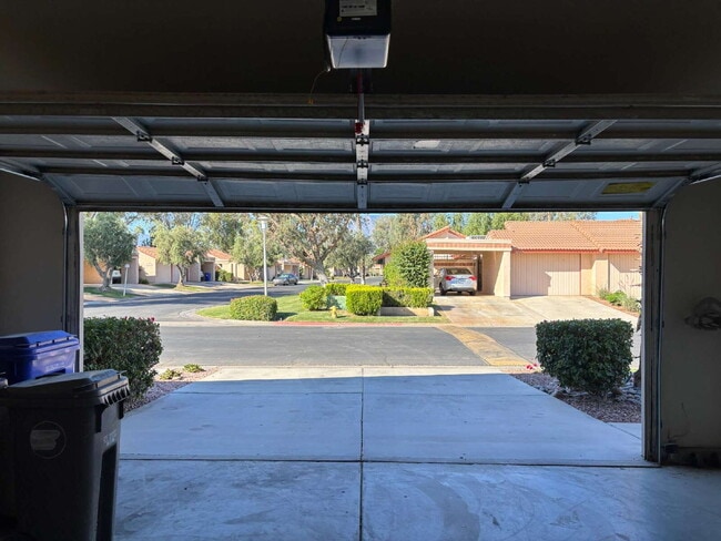 Building Photo - 2 Bedrooms / 2 Bathrooms Condo for Ren,  F...