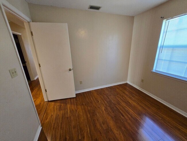 Building Photo - 3/2 in Northridge