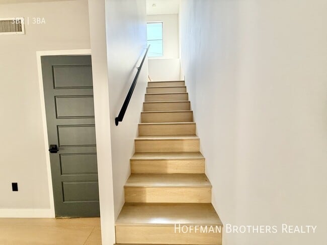 Building Photo - 1249 S Plymouth Blvd