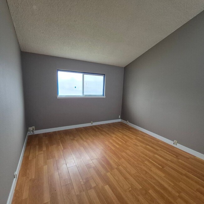 Building Photo - Carmichael 3 bedroom, $2195/month.