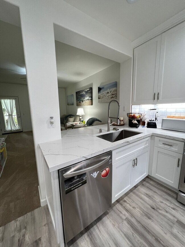 Building Photo - Gorgeous Townhome near Downtown Ventura & Beaches