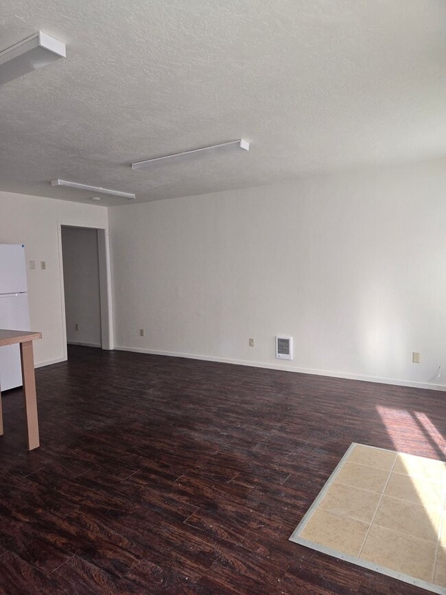 Building Photo - Cute 2 Bedroom