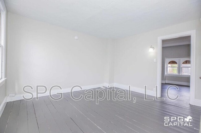 Building Photo - 653 W College Ave