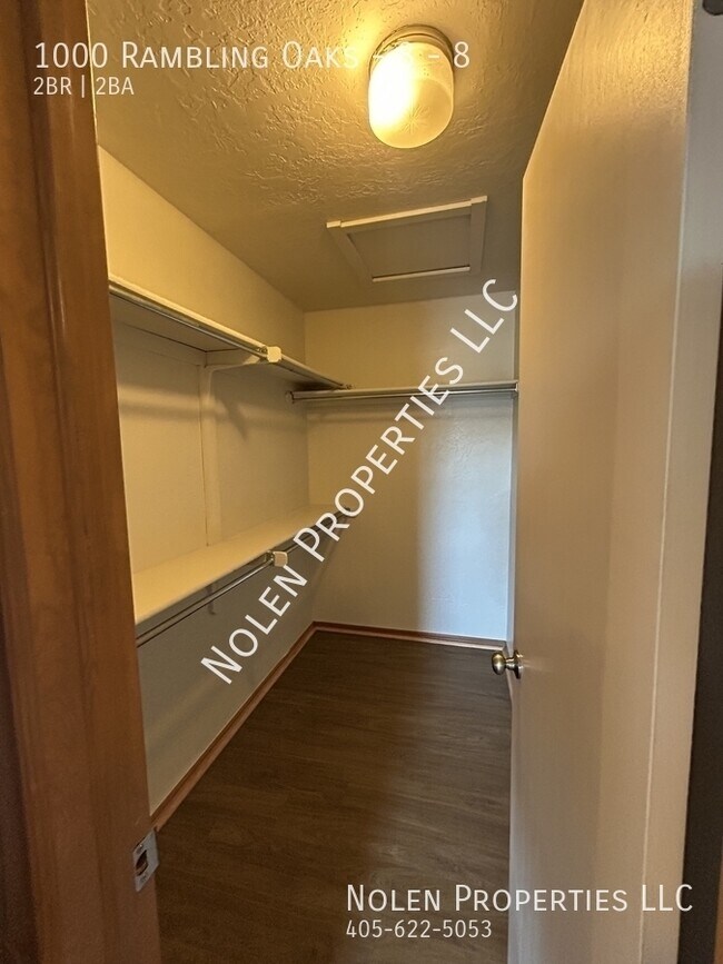 Building Photo - 1000 Rambling Oaks Dr