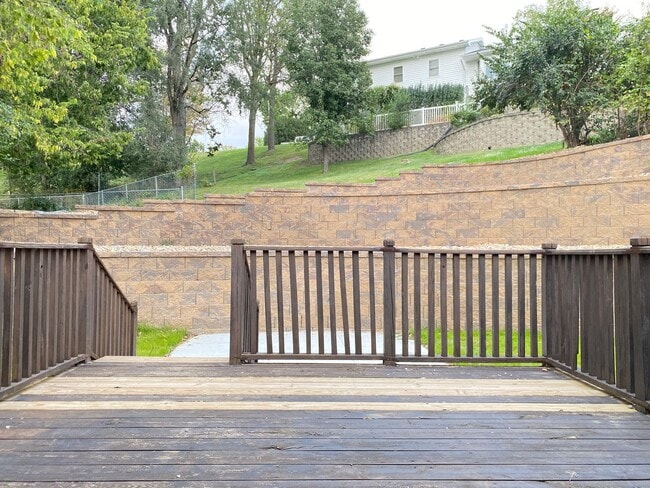 Building Photo - Beautifully updated 5 bed 2 bath house $2200 *MOVE IN SPECIAL*