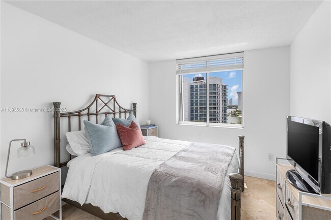 Building Photo - 1621 Bay Rd