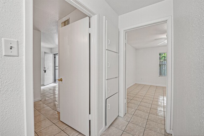 Building Photo - 7200 Clarewood Dr