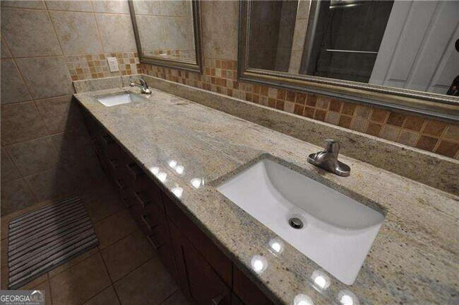 Building Photo - 6851 Roswell Rd