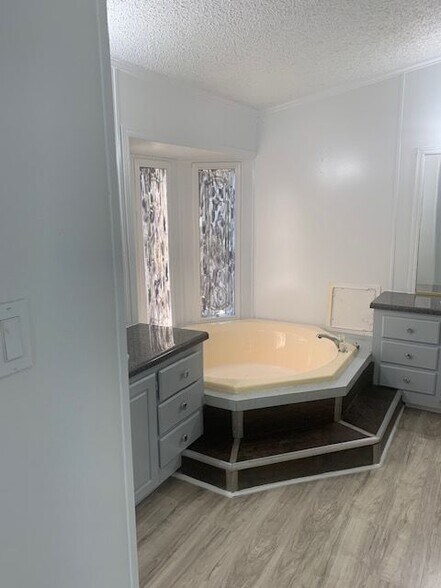Building Photo - 305 Saturn Dr