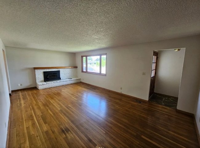 Building Photo - 4 Bed 2 Bath Rancher Original Hardwood Floors Corner lot 2400 Sq/Ft of space