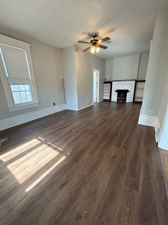 Building Photo - Large Five Bedroom House