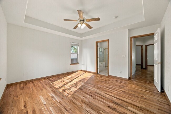 Building Photo - 1075 Yank St