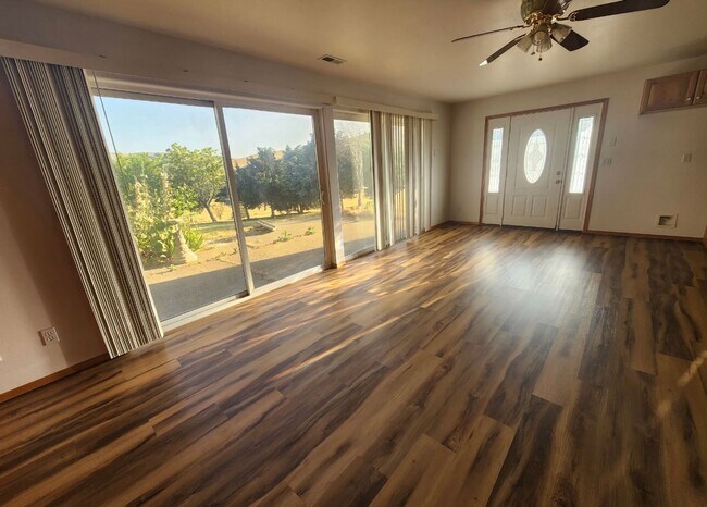 Building Photo - Panoramic Rattlesnake Hills View Home on N...