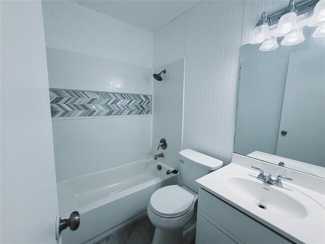 Building Photo - 9906 Hundred Oaks Cir