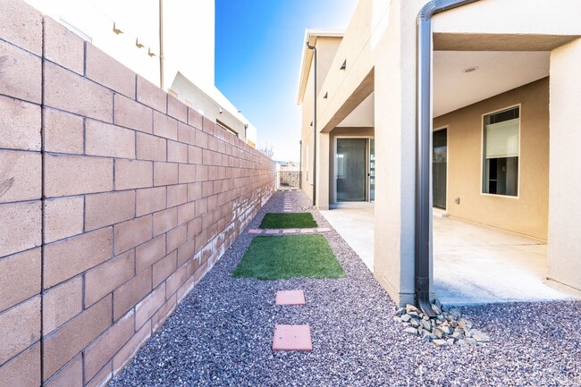 Building Photo - Beautiful Home in Villas de Las Soleras