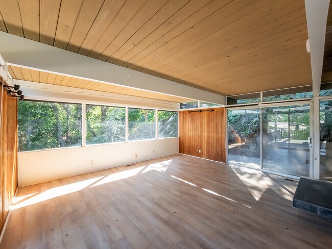 Building Photo - 1404 Oak Grove Dr