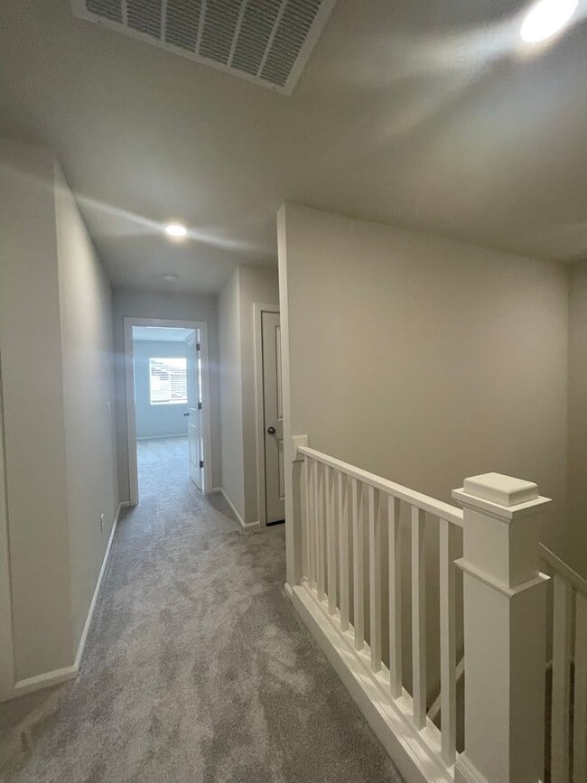Building Photo - 4 bedrooms + BONUS ROOM And 2.5 baths Tumw...