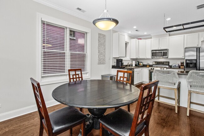 Building Photo - 3928 N Greenview Ave