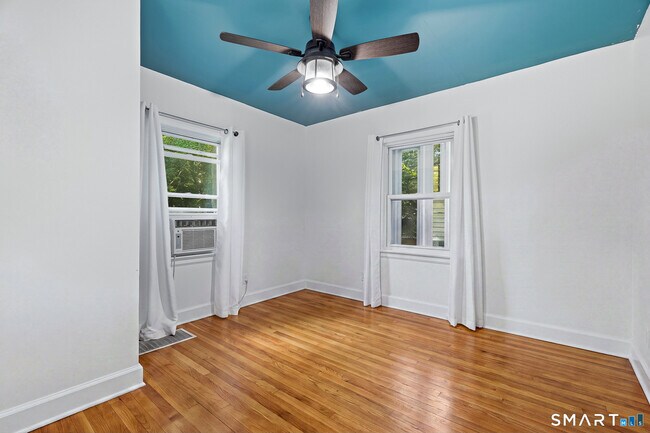 Building Photo - 1 E Lake Dr