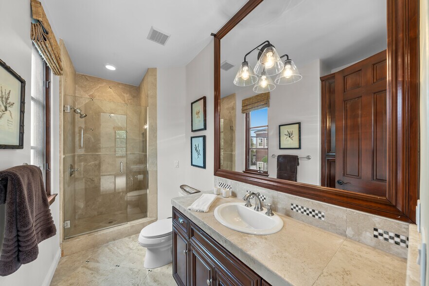 Building Photo - 1901 John St