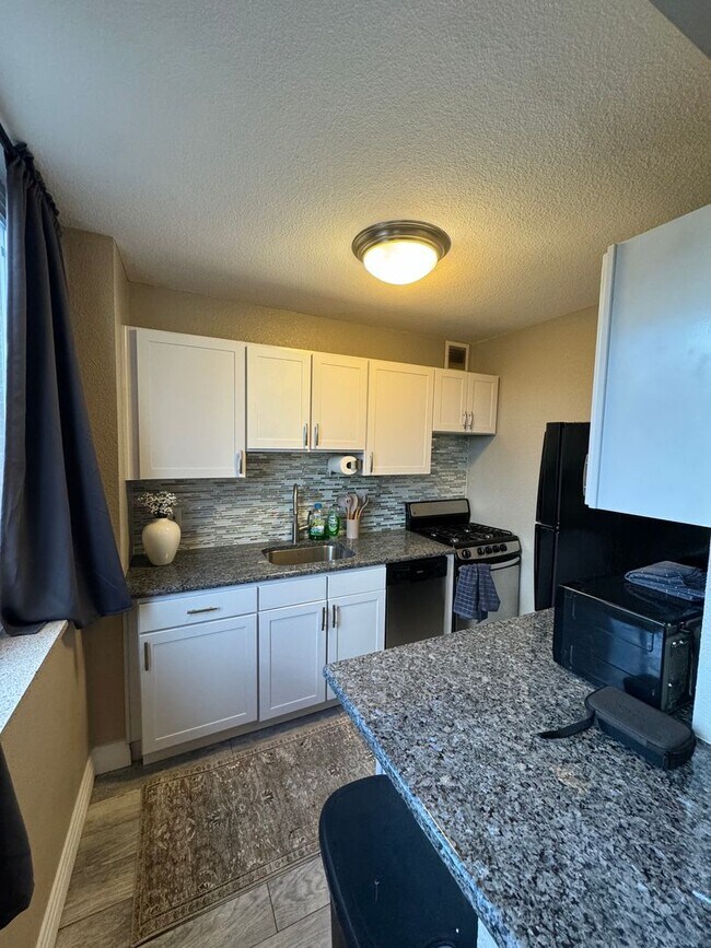 Building Photo - Furnished 1 bedroom 1 bathroom apartment
