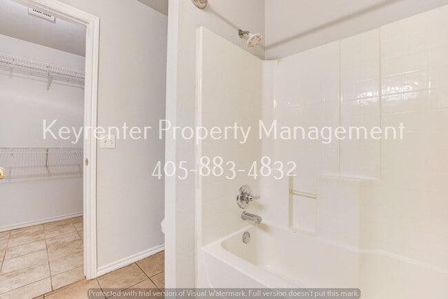 Building Photo - Cute 3BD/2BTH Duplex in Central East Norman!