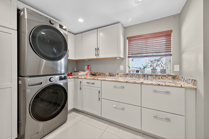 Building Photo - 6640 Douglas St