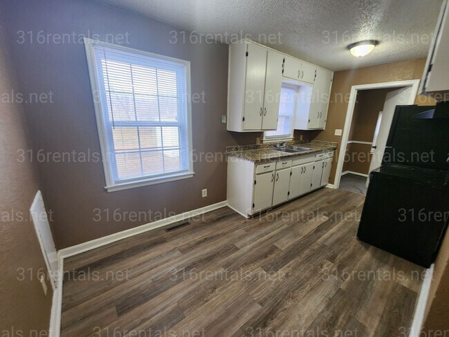 Building Photo - $1,050 - 3 bedroom/ 1 bathroom Single Family Home