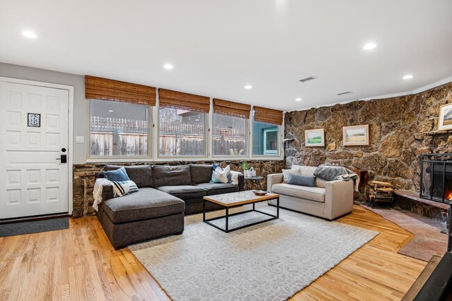 Building Photo - Beautifully Renovated Home in the Berkley ...