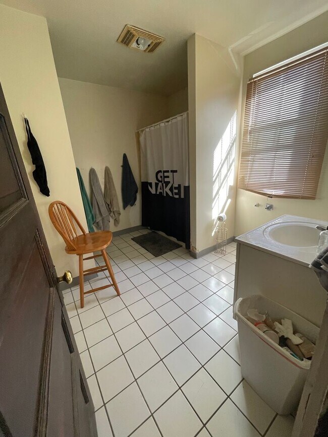 Building Photo - 3 bedroom 1 bath single family home with yard.