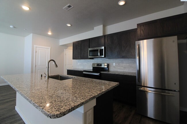 Primary Photo - 3 bed, 2.5 bath townhome in Kennewick