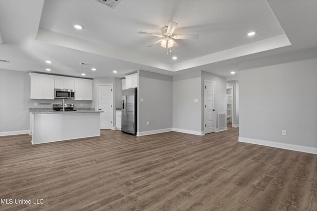 Building Photo - 3 Bed / 2 Bath Home – Modern Finishes & Convenient Location