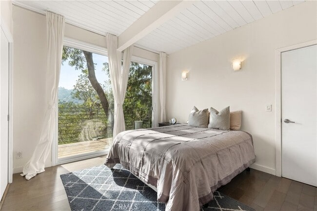 Building Photo - 3339 N Knoll Dr