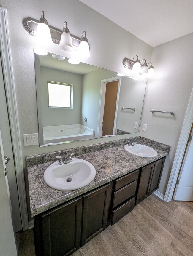 Building Photo - 8450 Island Dr