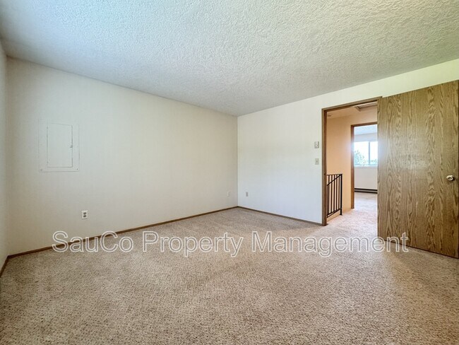 Building Photo - 2738 SE 62nd Ave