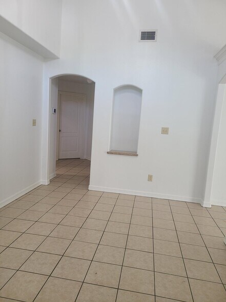 Building Photo - 2500 Tahiti Dr