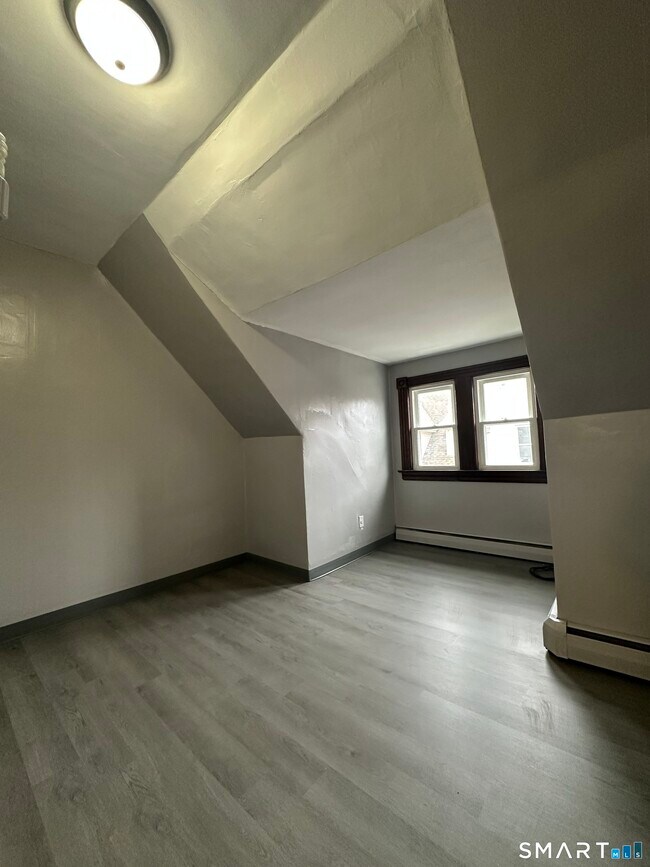 Building Photo - 402 Sigourney St