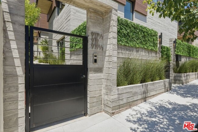 Building Photo - 917 Hilldale Ave