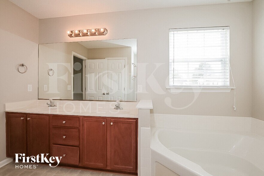 Building Photo - 4608 Mallard Creek Dr