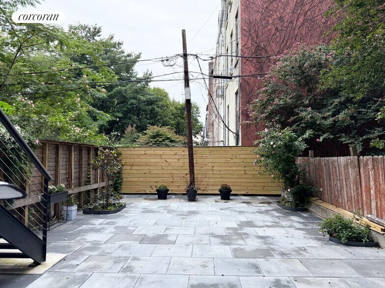 Building Photo - 152 6th Ave